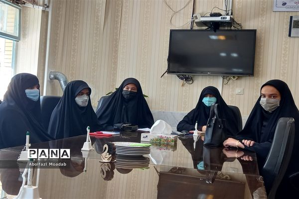 دیدار مدیر آموزش و پرورش کاشمر با مسئولان انجمن اسلامی دانش‌آموزی