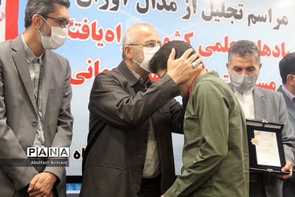 مراسم تجلیل از دانش‌آموزان مدال آور المپیادهای علمی کشور در قم-2