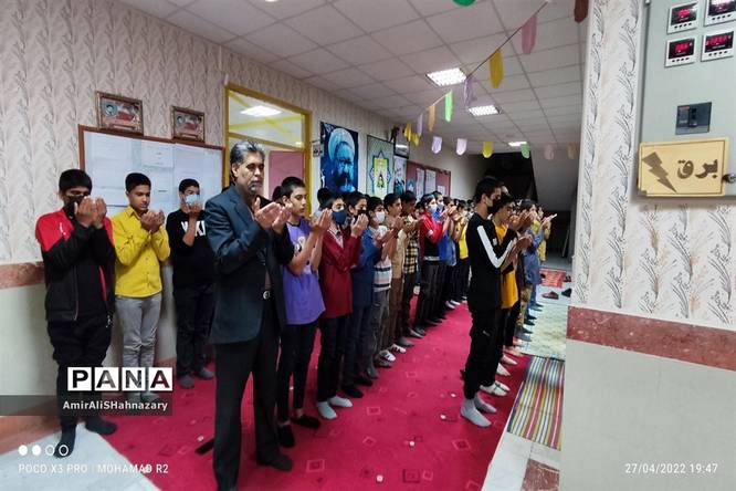 سفره مهمانی خدا در دبیرستان شهید مطهری کاشمر