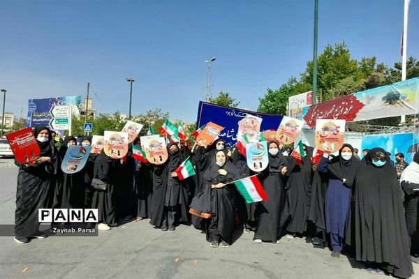 حضور پرشور دانش‌آموزان و فرهنگیان ناحیه۶ مشهد مقدس  در راهپیمایی روز قدس