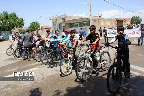 حضور دانش‌آموزان بام و صفی‌آباد در راهپیمایی روز قدس