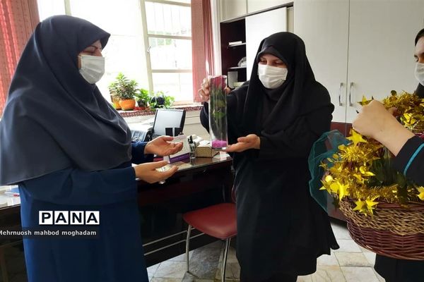 تکریم از مقام دبیران به مناسبت روز معلم در دبیرستان شهیده قزوینی منطقه ۱۳