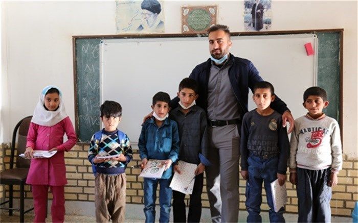 سرباز معلمی که مسیر درس خواندن را برای دانش‌آموزانش هموار کرد