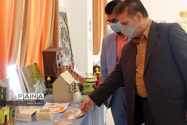 افتتاح نمایشگاه مشاغل در دبیرستان فرهنگ شهرستان کاشمر