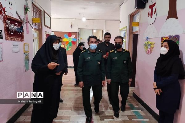 تقدیر فرمانده سپاه شهرستان دماوند از معلمان دبستان شهیدفهمیده رودهن