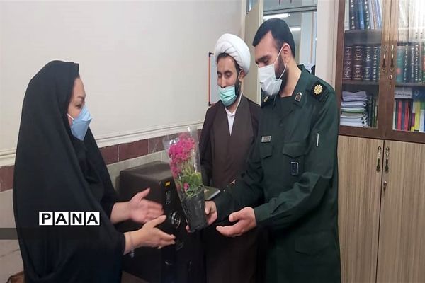 حضور مسئولان شهرستان قدس درکلاس‌های درس به‌مناسبت هفته معلم