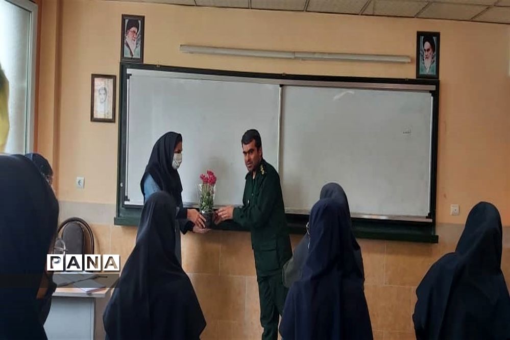 حضور مسئولان شهرستان قدس درکلاس‌های درس به‌مناسبت هفته معلم