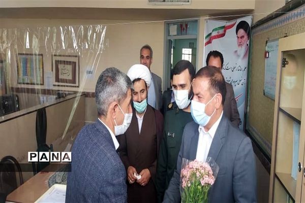 حضور مسئولان شهرستان قدس درکلاس‌های درس به‌مناسبت هفته معلم