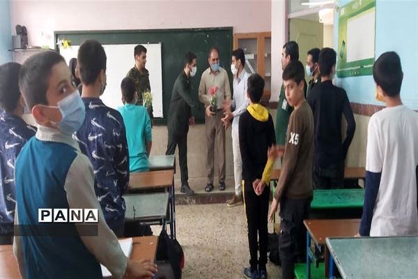 حضور مسئولان شهرستان قدس درکلاس‌های درس به‌مناسبت هفته معلم