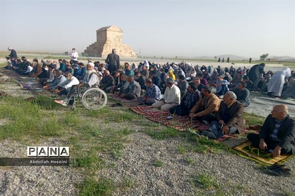 برپایی نماز عید فطر در کنار آرامگاه کوروش