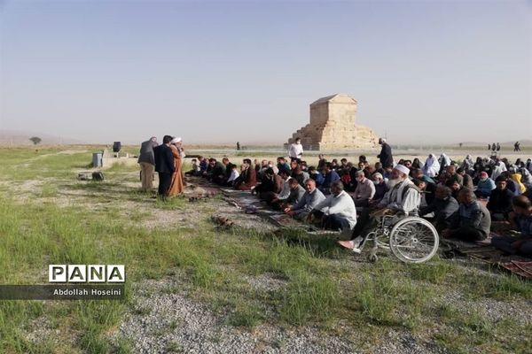 برپایی نماز عید فطر در کنار آرامگاه کوروش