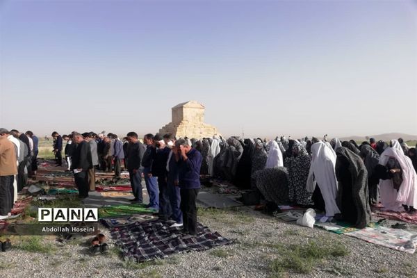برپایی نماز عید فطر در کنار آرامگاه کوروش