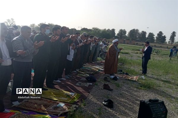 برپایی نماز عید فطر در کنار آرامگاه کوروش