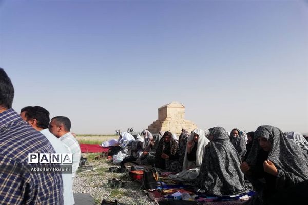 برپایی نماز عید فطر در کنار آرامگاه کوروش