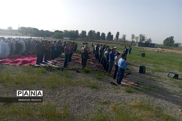 برپایی نماز عید فطر در کنار آرامگاه کوروش