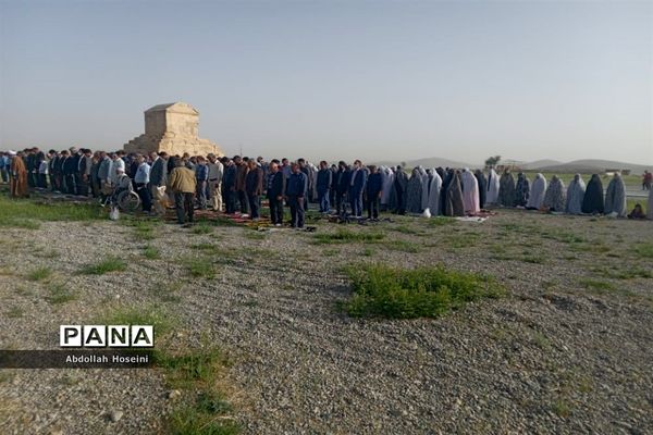 برپایی نماز عید فطر در کنار آرامگاه کوروش