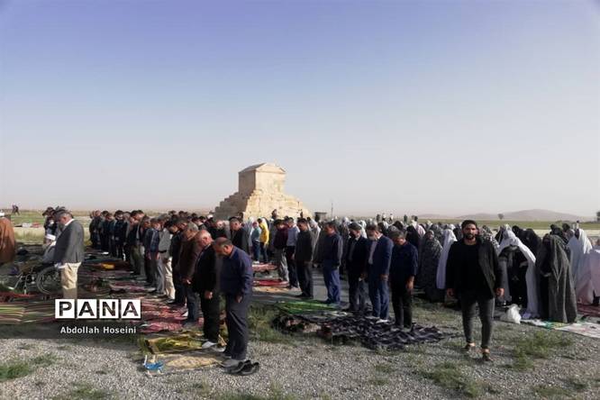 برپایی نماز عید فطر در کنار آرامگاه کوروش