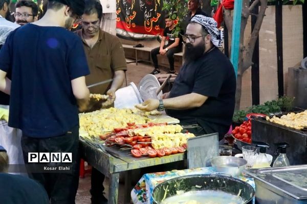 پخش غذای گرم برای افراد کارتن خواب در شهرری