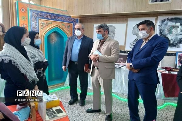 بازدید مدیرکل شهرستان‌های استان تهران از نمایشگاه هنری در هنرستان آیت‌الله صدر