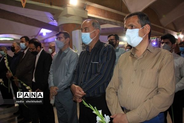 عطرافشانی گلزار شهدای بوشهر در هفته بزرگداشت مقام معلم