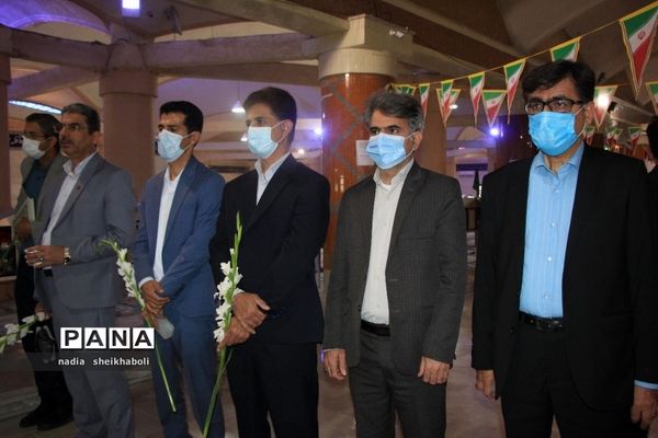 عطرافشانی گلزار شهدای بوشهر در هفته بزرگداشت مقام معلم