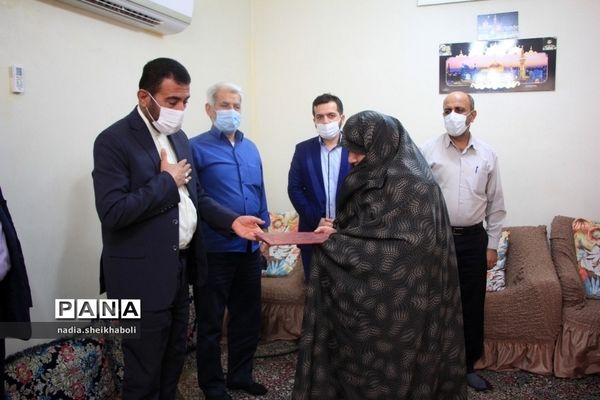 دیدار با خانواده شهید حسن خوشبخت در هفته بزرگداشت مقام معلم  در بوشهر