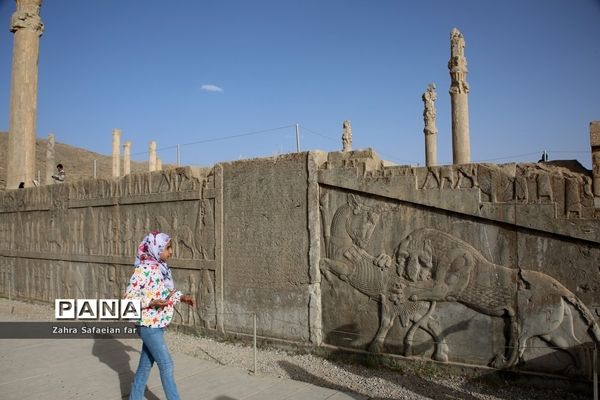 بازدید گردشگران از تخت جمشید در روز شیراز