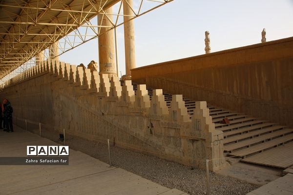 بازدید گردشگران از تخت جمشید در روز شیراز