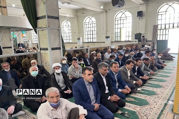 حضور مسئولان آموزش و پرورش استان در نماز جمعه و برپایی میز خدمت