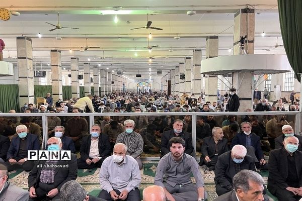 حضور مسئولان آموزش و پرورش استان در نماز جمعه و برپایی میز خدمت