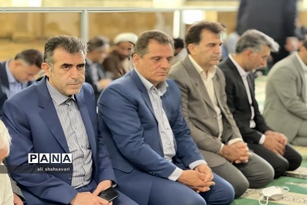 حضور مسئولان آموزش و پرورش استان در نماز جمعه و برپایی میز خدمت