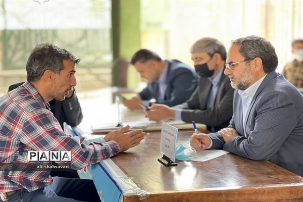 حضور مسئولان آموزش و پرورش استان در نماز جمعه و برپایی میز خدمت