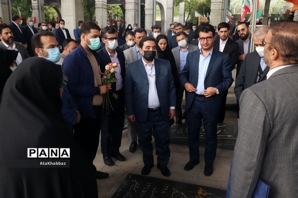 عطرافشانی و غبارروبی گلزارشهدای تبریز