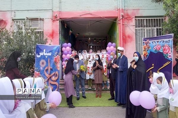 مراسم سپاس معلم در دبستان دخترانه شهید فولادی دوره اول بوشهر