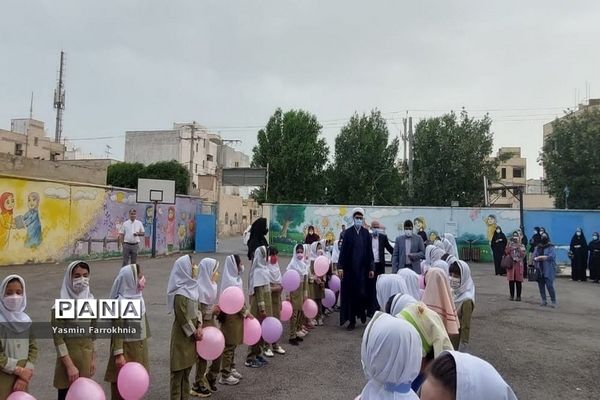 مراسم سپاس معلم در دبستان دخترانه شهید فولادی دوره اول بوشهر