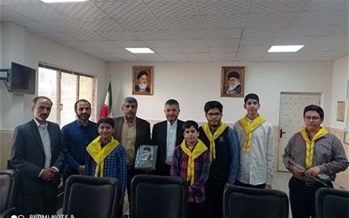 دیدار دانش آموزان دبیرستان آیت الله مشکینی قم با مدیرکل آموزش و پرورش / عکس