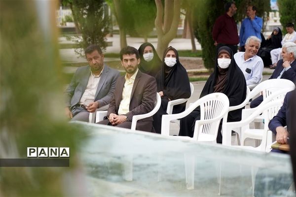 مراسم گل افشانی و غبار روبی مزار شهدای فرهنگی و دانش‌آموز در  اصفهان