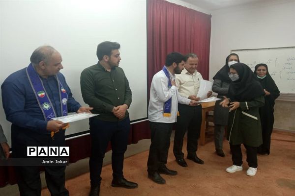 تجلیل از مربیان و دانش‌آموزان پیشتاز شهرستان اِوَز