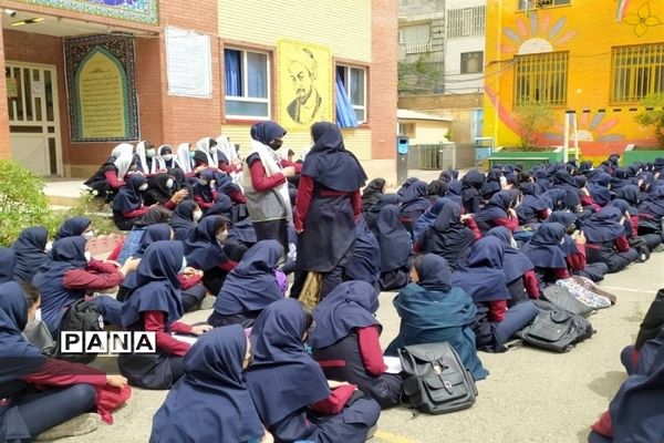 برگزاری جشن روز معلم در دبیرستان سیزده آبان ناحیه یک کرج