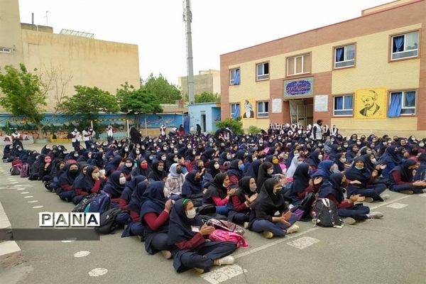 برگزاری جشن روز معلم در دبیرستان سیزده آبان ناحیه یک کرج