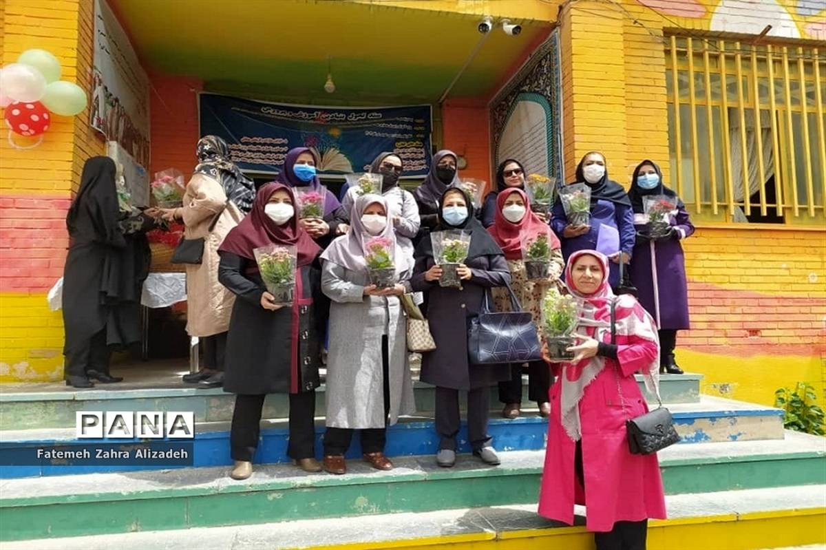 برگزاری جشن روز معلم در دبیرستان سیزده آبان ناحیه یک کرج