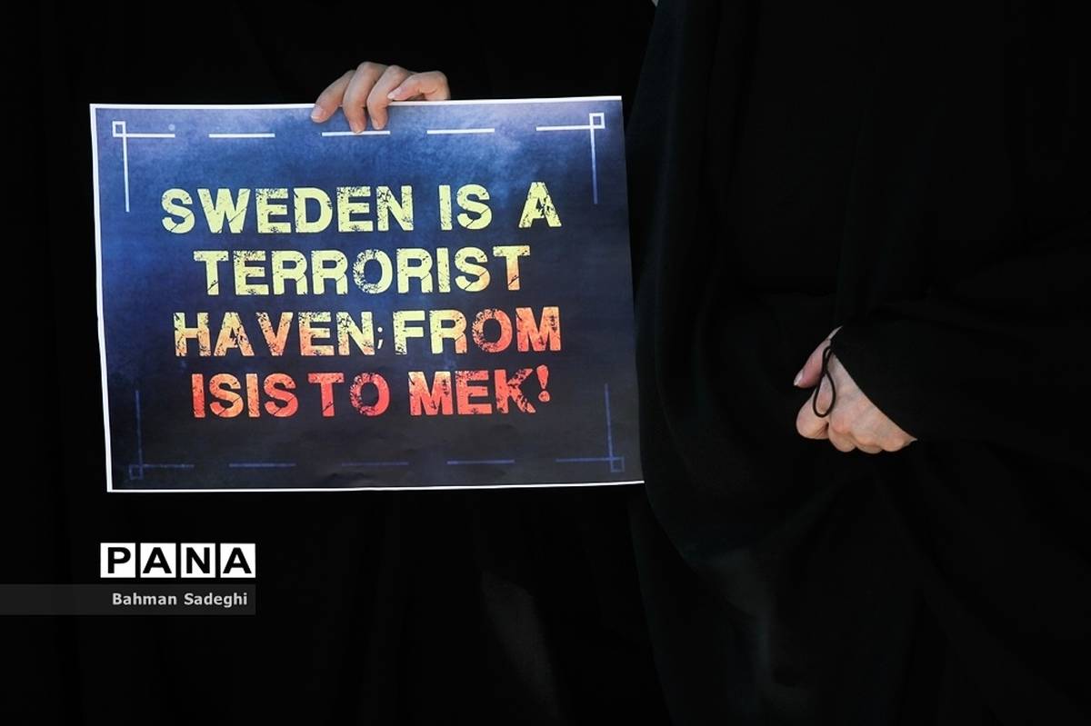 تجمع خانواده قربانیان عملیات های تروریستی مقابل سفارت سوئد