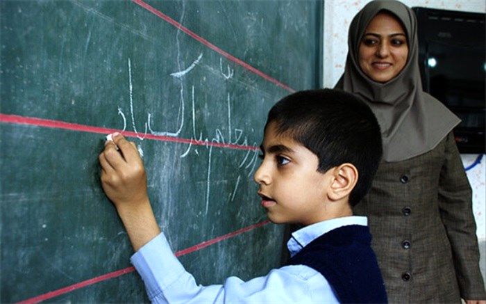 قدردانی دانش‌آموزان کرمانشاهی از معلمان/فیلم