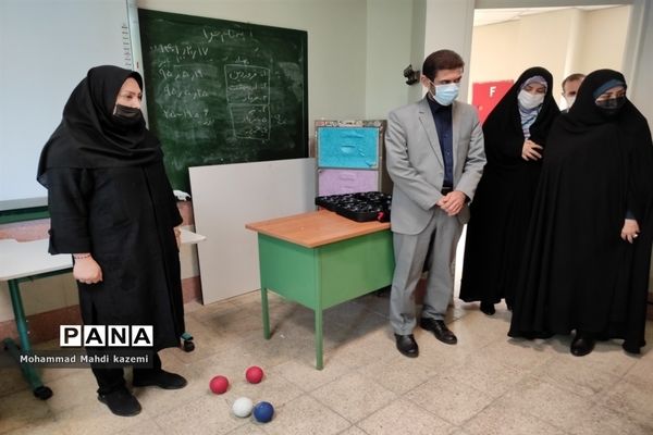 بازدید رئیس اداره آموزش وپرورش استثنایی شهر تهران از مدرسه استثنایی سروش به مناسبت روز معلم