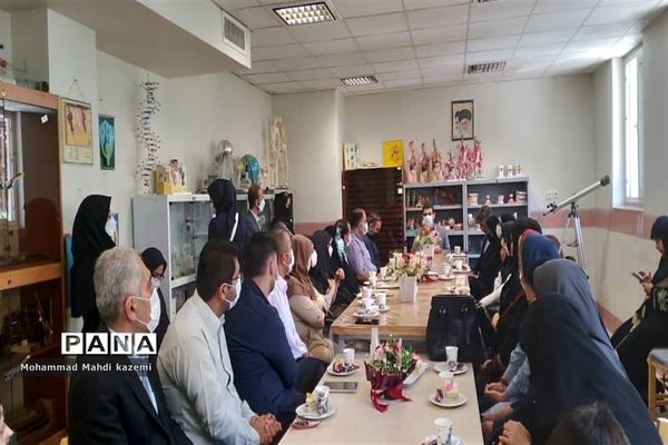 بازدید رئیس اداره آموزش وپرورش استثنایی شهر تهران از مدرسه استثنایی سروش به مناسبت روز معلم