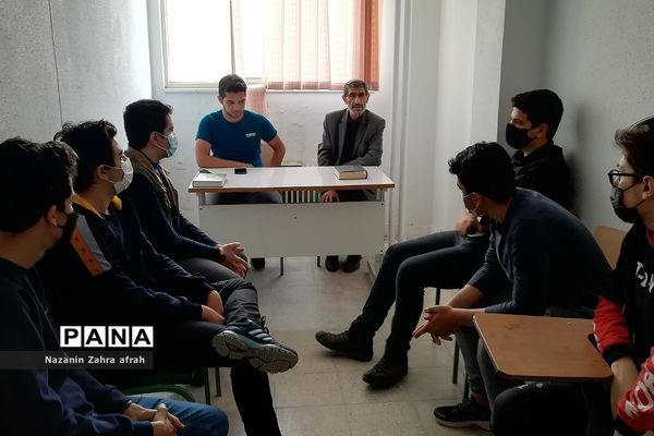 برگزاری نشست آموزشی  و تحلیلی جهاد تبیین در مدارس رودهن