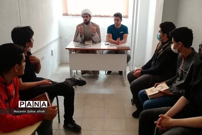 برگزاری نشست آموزشی و تحلیلی جهاد تبیین در مدارس رودهن