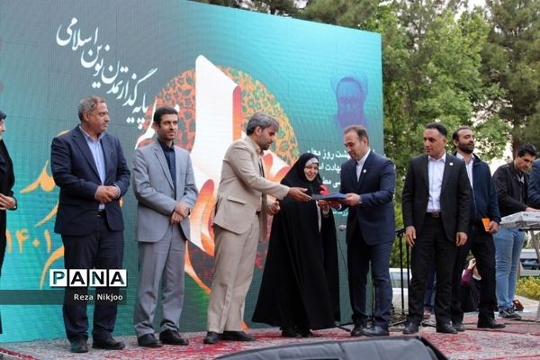 درخشش غرفه بهارستان یک در نمایشگاه دستاوردهای آموزشی و تربیتی معلمان