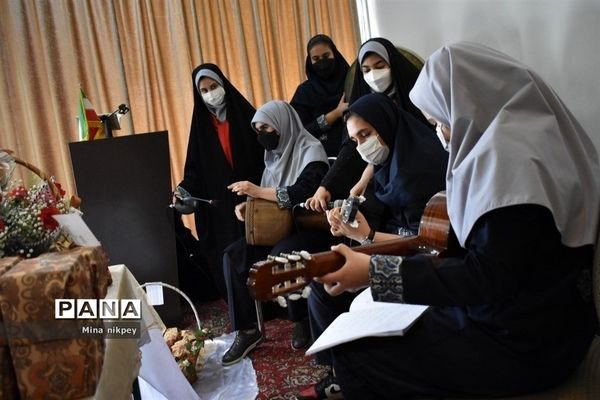 تجلیل از رتبه‌داران دبیرستان حجاب منطقه ۱۳