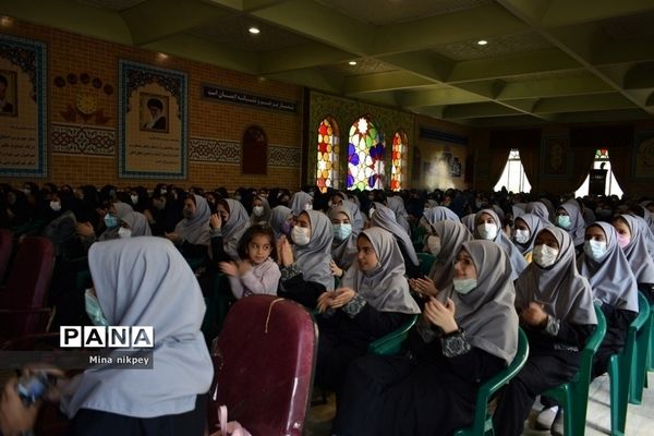 تجلیل از رتبه‌داران دبیرستان حجاب منطقه ۱۳